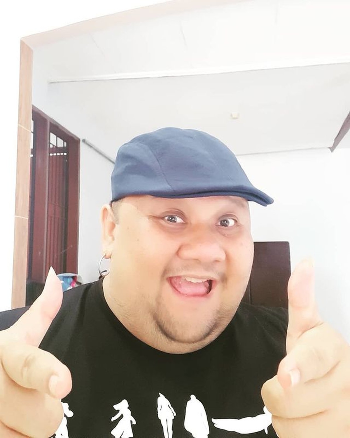 Kabar duka menyelimuti dunia hiburan Tanah Air&comma; aktor sekaligus komedian Roni Dozer meninggal dunia Kamis &lpar;11&sol;11&rpar;&period; Yuk intip potretnya&excl;