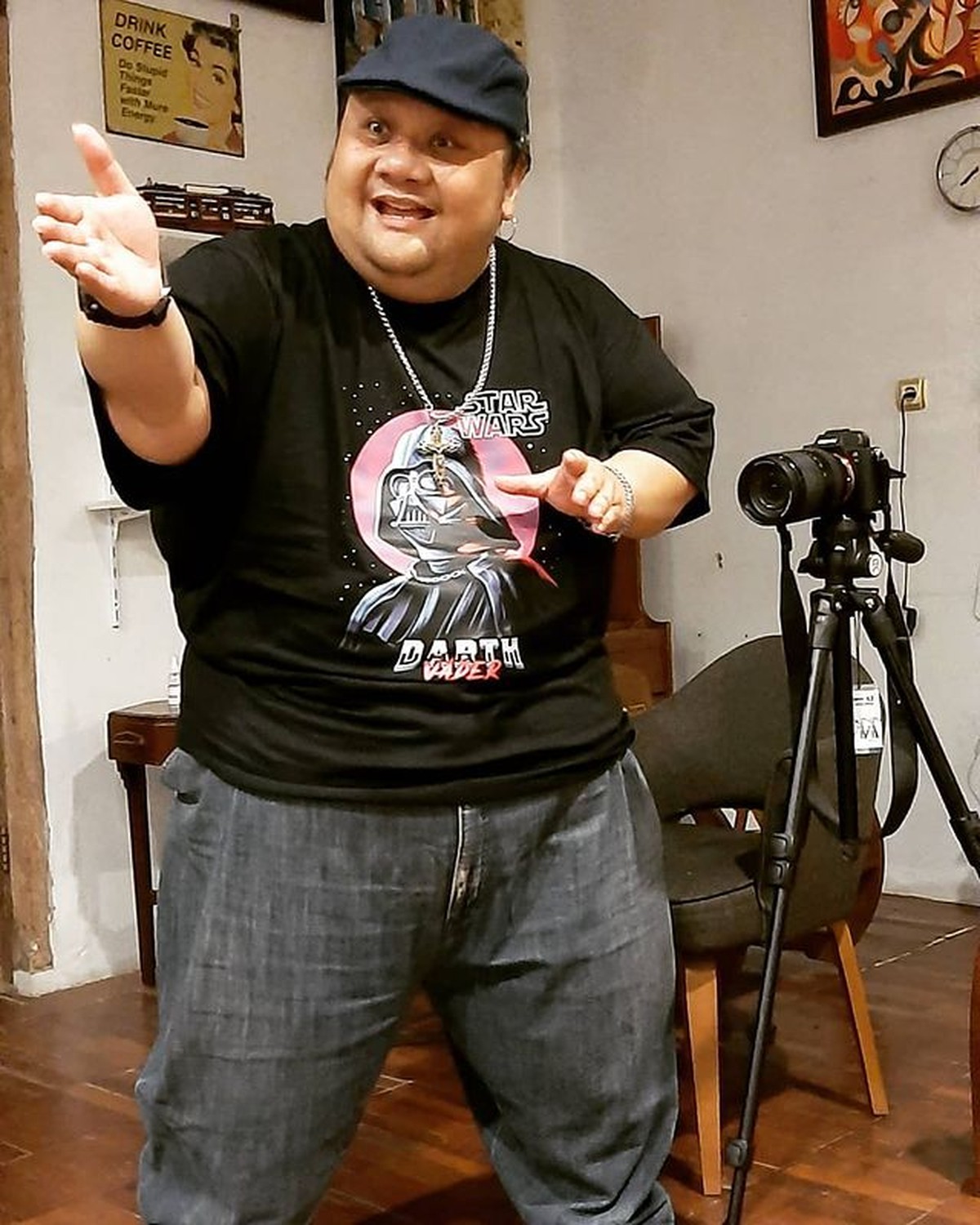 Kabar duka menyelimuti dunia hiburan Tanah Air&comma; aktor sekaligus komedian Roni Dozer meninggal dunia Kamis &lpar;11&sol;11&rpar;&period; Yuk intip potretnya&excl;