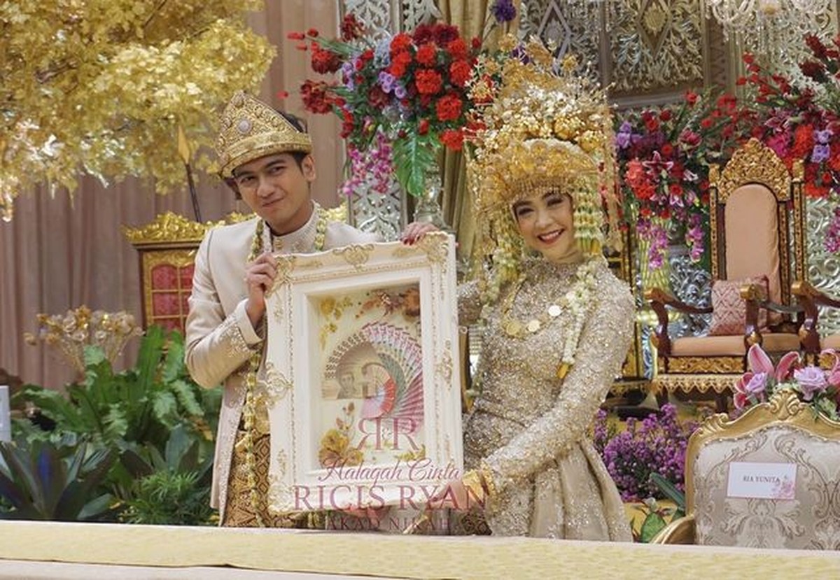Ria Ricis dan Teuku Ryan resmi menikah hari ini Jumat &lpar;12&sol;11&rpar; di Hotel Intercontinenal Pondok Indah&comma; Jakarta&period; Yuk intip momennya&excl;