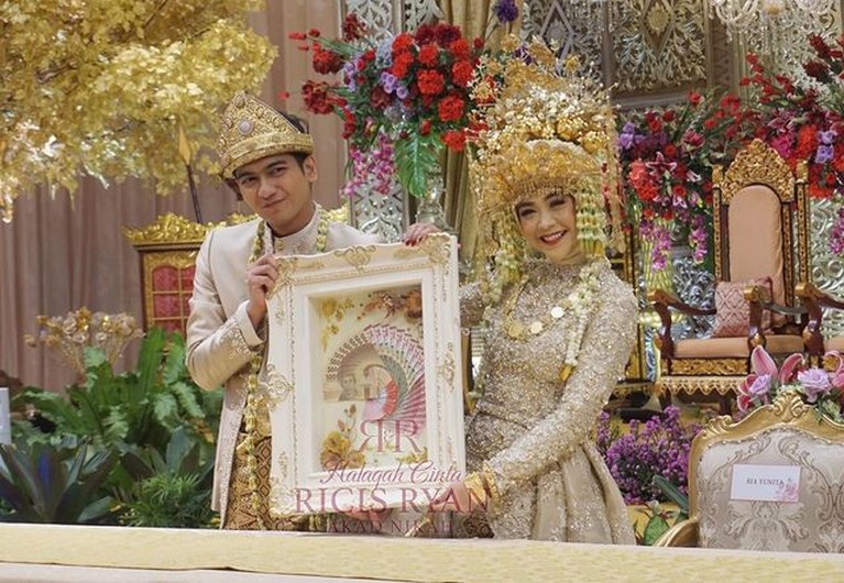 Ria Ricis dan Teuku Ryan resmi menikah hari ini Jumat (12/11) di Hotel Intercontinenal Pondok Indah, Jakarta. Yuk intip momennya!
