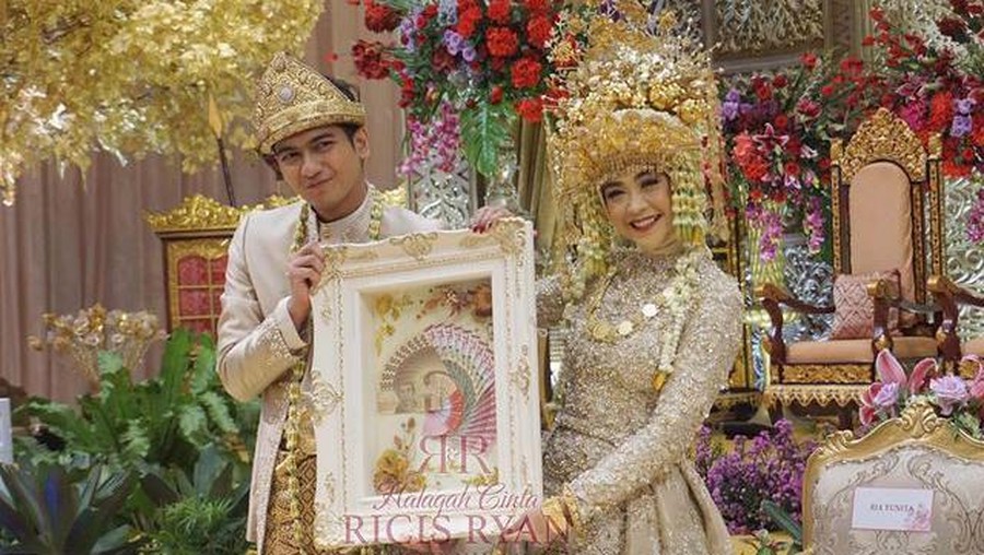 8 Momen Bahagia Pernikahan Ria Ricis dan Teuku Ryan Pakai Adat Palembang Ria Ricis dan Teuku Ryan resmi menikah hari ini Jumat (12/11) di Hotel Intercontinenal Pondok Indah, Jakarta. Yuk intip momennya!