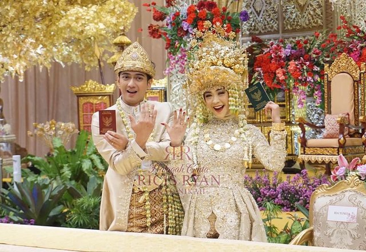 Ria Ricis dan Teuku Ryan resmi menikah hari ini Jumat &lpar;12&sol;11&rpar; di Hotel Intercontinenal Pondok Indah&comma; Jakarta&period; Yuk intip momennya&excl;