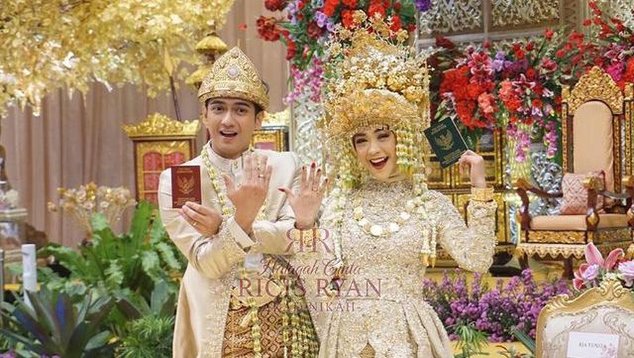 Ria Ricis dan Teuku Ryan resmi menikah hari ini Jumat (12/11) di Hotel Intercontinenal Pondok Indah, Jakarta. Yuk intip momennya!