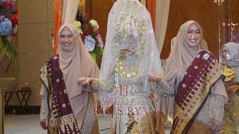 Ria Ricis dan Teuku Ryan resmi menikah hari ini Jumat (12/11) di Hotel Intercontinenal Pondok Indah, Jakarta. Yuk intip momennya!