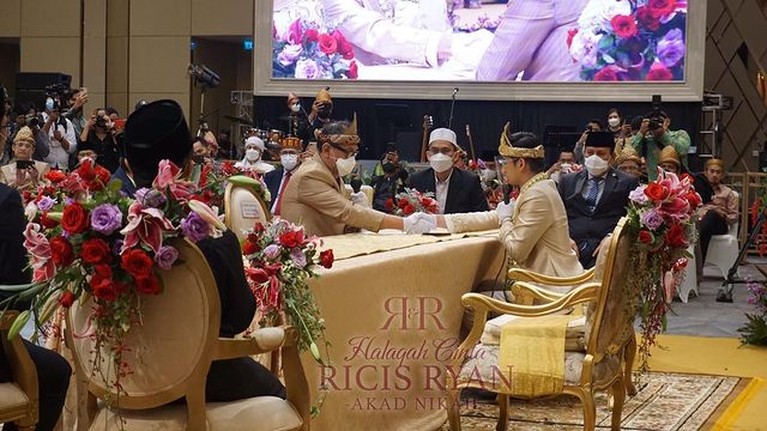 8 Momen Bahagia Pernikahan Ria Ricis dan Teuku Ryan Pakai Adat Palembang Ria Ricis dan Teuku Ryan resmi menikah hari ini Jumat (12/11) di Hotel Intercontinenal Pondok Indah, Jakarta. Yuk intip momennya!