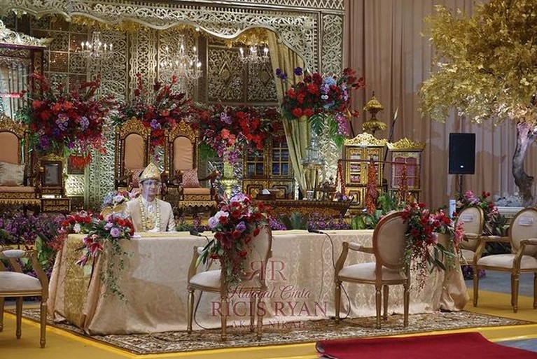 8 Momen Bahagia Pernikahan Ria Ricis dan Teuku Ryan Pakai Adat Palembang Ria Ricis dan Teuku Ryan resmi menikah hari ini Jumat (12/11) di Hotel Intercontinenal Pondok Indah, Jakarta. Yuk intip momennya!