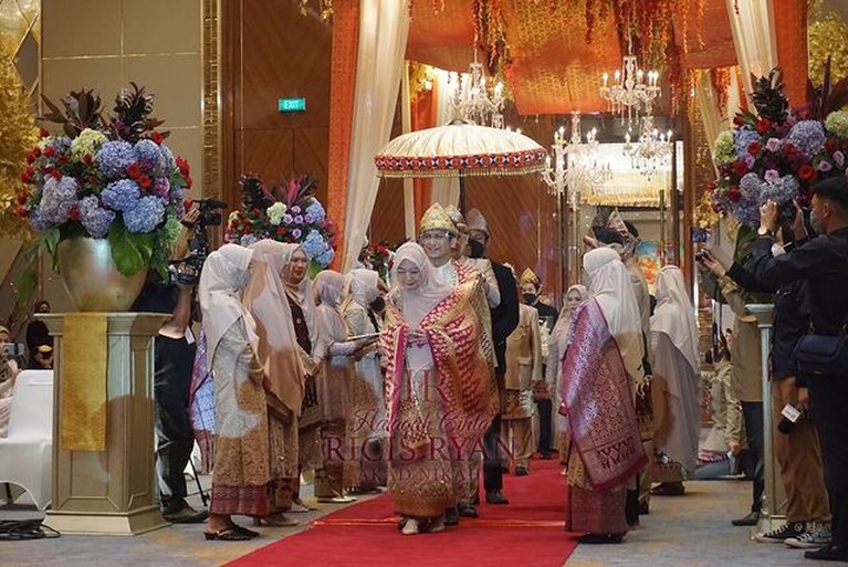 8 Momen Bahagia Pernikahan Ria Ricis dan Teuku Ryan Pakai Adat Palembang Ria Ricis dan Teuku Ryan resmi menikah hari ini Jumat (12/11) di Hotel Intercontinenal Pondok Indah, Jakarta. Yuk intip momennya!