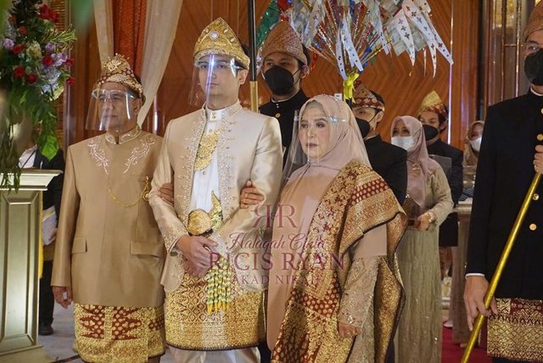 8 Momen Bahagia Pernikahan Ria Ricis dan Teuku Ryan Pakai Adat Palembang Ria Ricis dan Teuku Ryan resmi menikah hari ini Jumat (12/11) di Hotel Intercontinenal Pondok Indah, Jakarta. Yuk intip momennya!