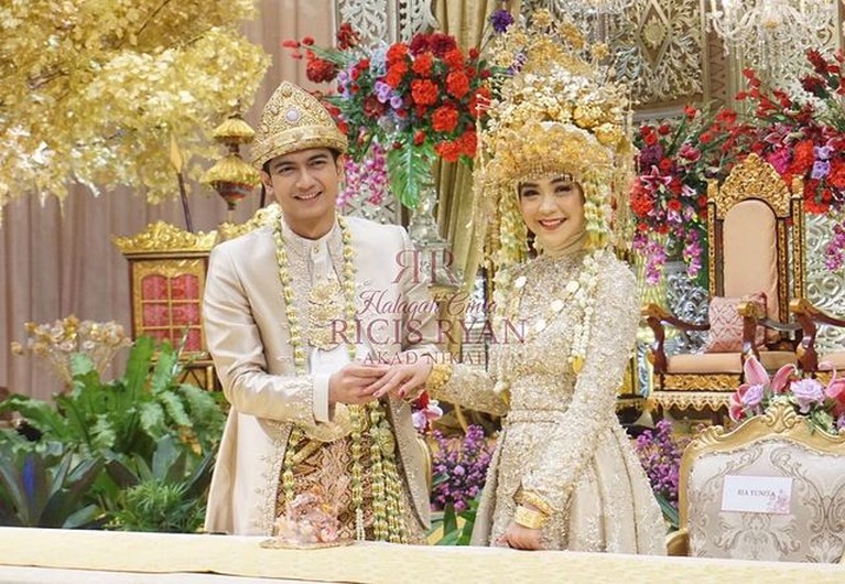 8 Momen Bahagia Pernikahan Ria Ricis dan Teuku Ryan Pakai Adat Palembang Ria Ricis dan Teuku Ryan resmi menikah hari ini Jumat (12/11) di Hotel Intercontinenal Pondok Indah, Jakarta. Yuk intip momennya!
