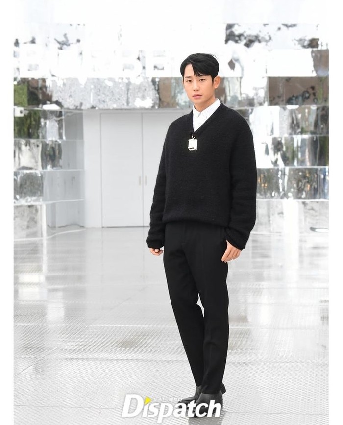 Aktor yang menjadi lawan main Jisoo ‘Blackpink’ dalam upcoming drama Snowdrop, Jung Hae-In mengenakan outfit simpel serba hitam saat menghadiri #BurberryJeju, nih Beauties./Foto: Instagram.com/koreadispatch