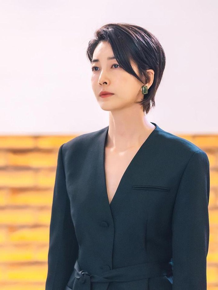 Ambisi Han Sung Hye muncul karena ayahnya memberikan semua perusahaan kepada saudara laki-lakinya. Sung Hye dianggap tidak bisa mengelola bisnis meski selama ini dia yang ikut andil di perusahaan. /Foto: instagram.com/jinseoyeon