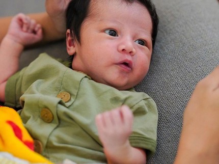 7 Potret Baby Kenzo Putra Kedua Baim dan Paula, Nggak Kalah Gemas dari Kiano Bun