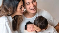 <p>Baim Wong dan Paula Varhoeven menyambut kelahiran anak kedua mereka pada Sabtu, 9 Oktober 2021 lalu, Bunda.(Foto: Instagram @kenzoeldragowong)</p>