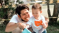 <p>Aktor Zikri Daulay juga terlihat merayakan Hari Ayah, Bunda. Zikri mengunggah video kebersamaannya dengan sang buah hati, Muhammad Zayn El Barack Daulay. Dalam unggahannya, Zikri mengaku bangga menjadi seorang ayah. Foto: Instagram @zikridaulay1</p>