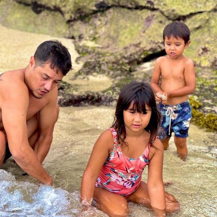 <p>Artis Happy Salma, mengunggah momen kebersamaan suami dan dan dua anaknya saat di pantai. Dalam unggahannya, Happy Salma mengucapkan Selamat Hari Ayah. "Selamat hari bapak. Terbaik, terbagus," tulisnya. (Foto: Instagram @happysalma)</p>