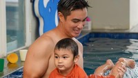 <p>Baim Wong membagikan potret kebersamaannya dengan putra pertama, Kiano Tiger Wong. Keduanya terlihat bahagia menghabiskan waktu bersama dengan berenang. Dalam unggahannya, Baim mengungkapkan perasaannya jadi seorang ayah. "Salah satu Kebahagiaan terindah saya..Adalah Menjadi seorang Ayah," tulisnya. (Foto: Instagram @baimwong)</p>