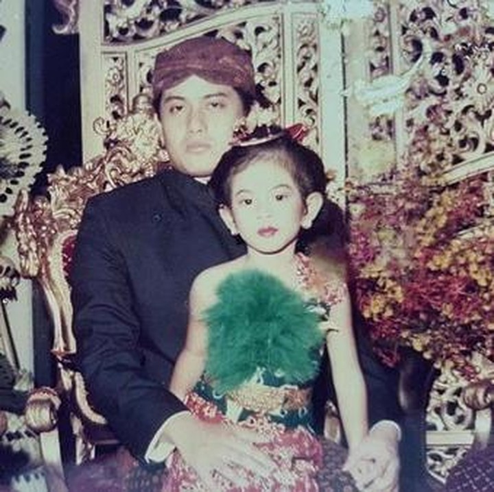 <p>Jelang Hari Ayah, artis Dian Sastrowardoyo mengunggah foto kecilnya bersama sang ayah, mendiang Ariawan Sastrowardoyo. Dian mengungkapkan bahwa ayahnya sering mengajarinya tentang hidup sejak dia masih kecil. Di akhir unggahan, Dian menuliskan, "I love you, Pak." (Foto: Instagram @therealdisastr)</p>