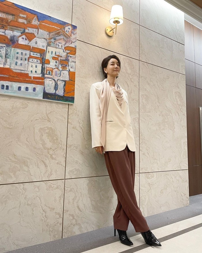 Bingung outfit untuk ngantor? Kamu bisa coba inspirasi outfit ala Sung Hye. Ia memadukan celana kain dengan jas berwarna pastel. Tak lupa tambahkan syal serta high heel yang nyaman di kaki./ Foto: instagram.com/jinseoyeon___
