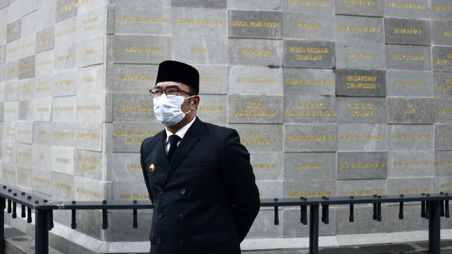 Gubernur Jawa Barat Ridwan Kamil menyebut, pada awal perencanaan monumen Covid-19 belum didedikasikan untuk tenaga kesehatan.