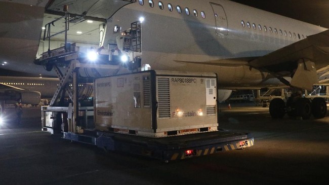 Pemerintah kembali menambah ketersediaan vaksin di tanah air dengan 4.059.290 dosis vaksin jadi Oxford-AstraZeneca dan 800.000 dosis vaksin jadi Moderna