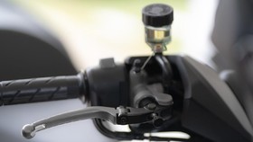 Kapan Waktu Menambah Minyak Rem Sepeda Motor?