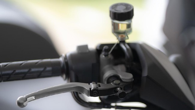 Minyak rem atau cairan rem untuk memperlancar gerak piston mendorong kampas rem dan selanjutnya menekan disc brake.