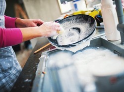 Bukan Sabun Cuci Piring, 4 Bahan Alami Ini Bikin Piring Bersih dan Kinclong