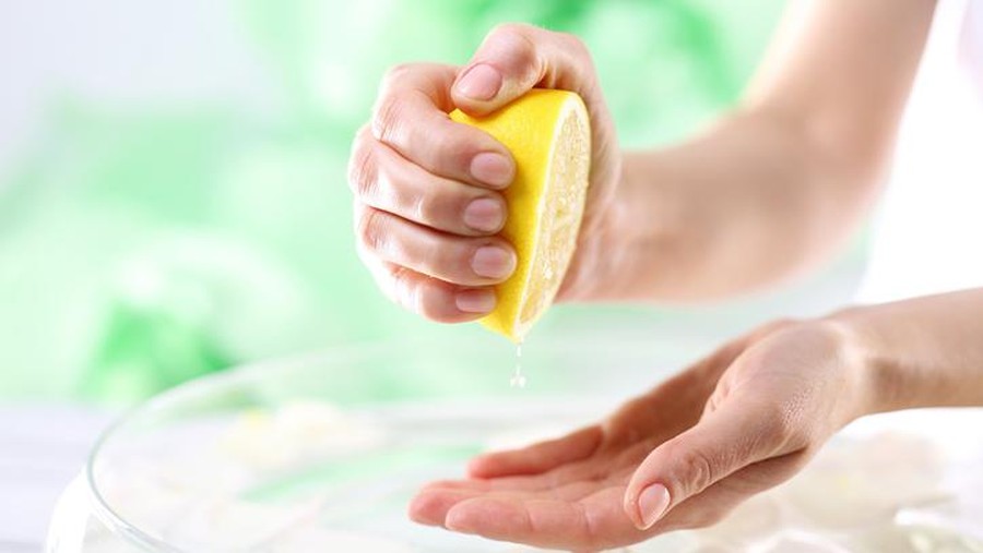 Bukan Sabun Cuci Piring, 4 Bahan Alami Ini Bikin Piring Bersih dan Kinclong