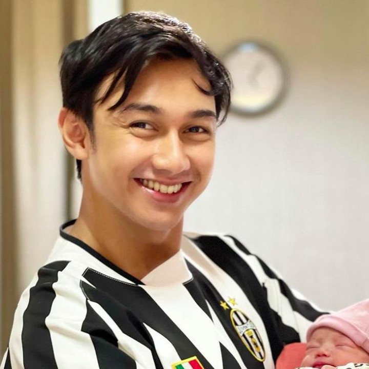 <p>Caesar Hito resmi menyandang status ayah baru-baru ini. Istrinya, Felicya Angelista melahirkan anak pertama pada 9 November lalu. Terdapat doa yang diselipkan Hito dan Felicya dalam nama anak mereka, Graziella Bible Emmanuela. "Yang artinya "Mengucap syukur atas Firman Tuhan dan penyertaan-Nya yang menjadi nyata," tulis Hito Caesar.</p>