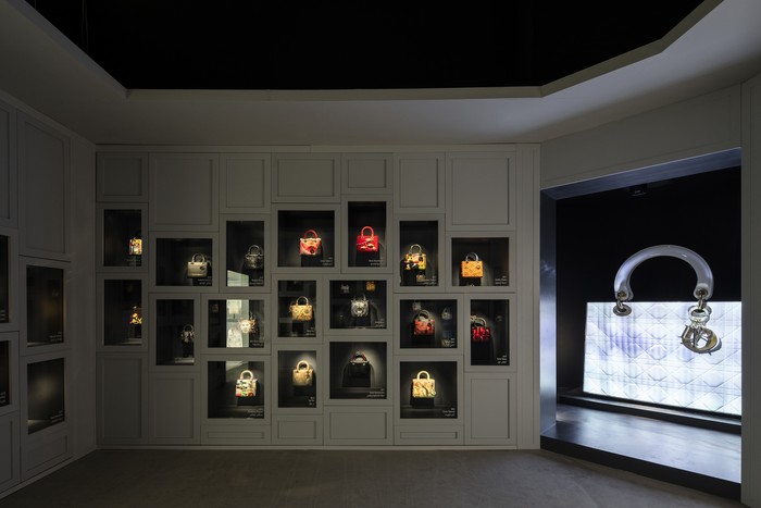 Selain busana tas Lady Dior yang ikonis turut menjadi tema dari ekshibisi ini. Foto: NELSON GARRIDO