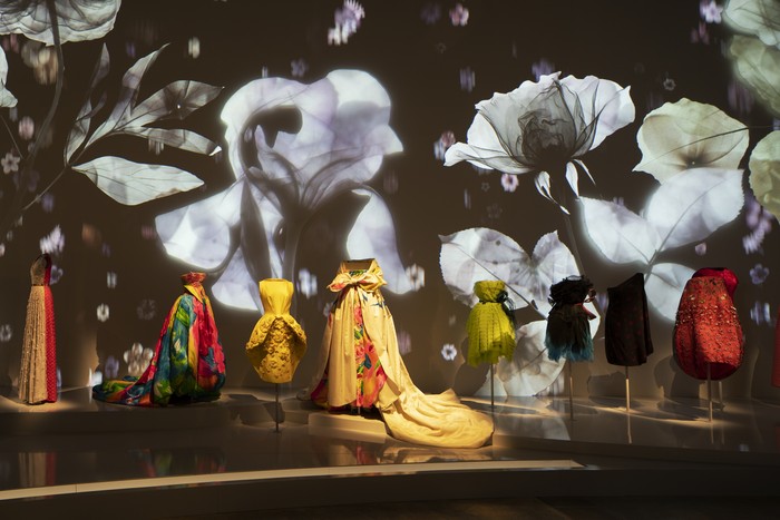 Siluet dan motif bunga yang kerap menjadi inspirasi desainer Christian Dior dan juga para penerusnya, turut menjadi highlight. Foto: NELSON GARRIDO