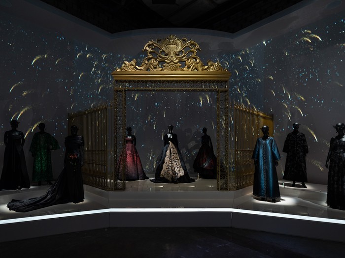 Perbedaan ekshibisi di Doha dengan kota lainnya yakni dipajangnya koleksi milik Her Highness Sheikha Moza bint Nasser yang juga merupakan klien setia dan kolektor Dior haute couture. Foto: Daniel Sims/Dior