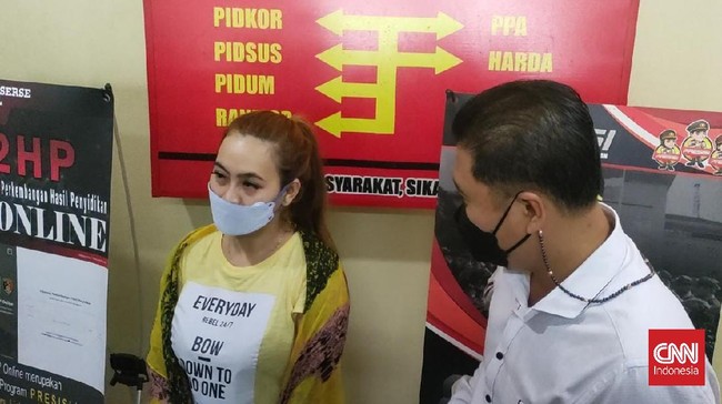DJ Sandra Arimby diringkus polisi pada Sabtu (6/11), saat sedang live streaming diduga mempromosikan judi online.