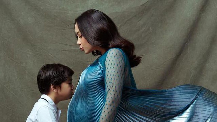 Nagita Slavina melakukan sesi pemotretan kehamilan keduanya ditemani Raffi Ahmad dan Rafathar. Yuk intip potretnya!