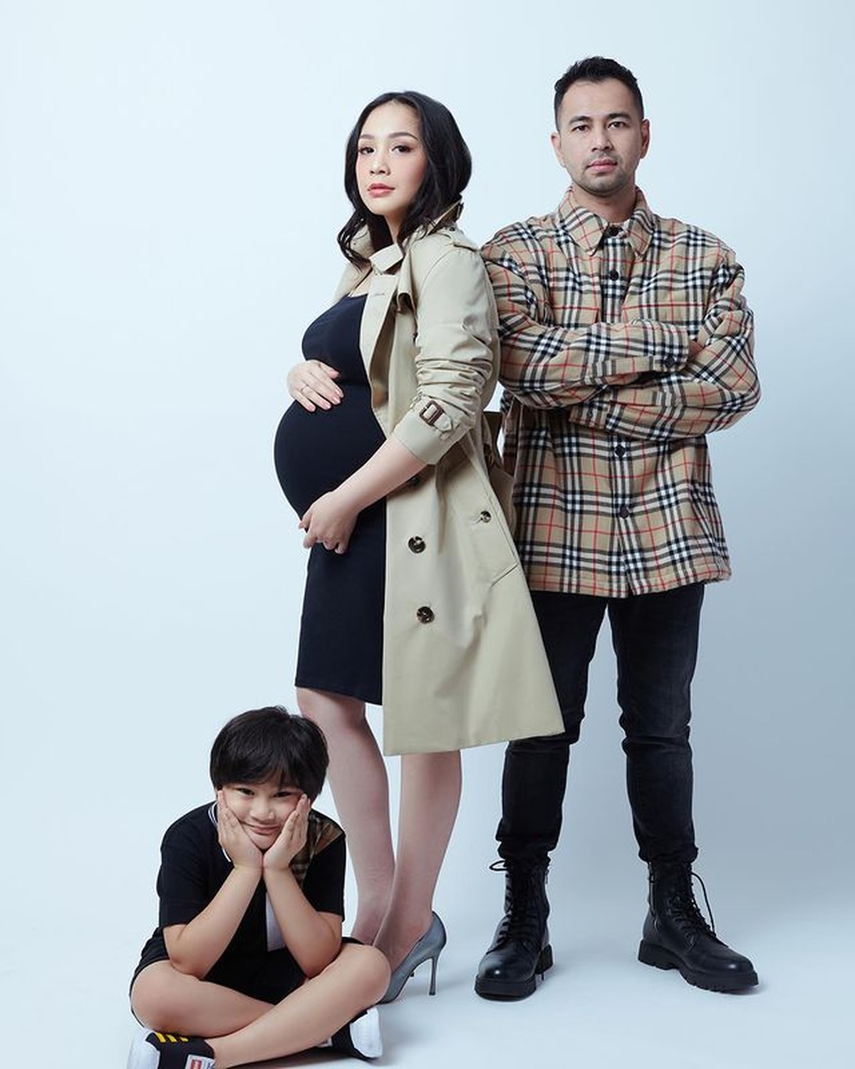 Nagita Slavina melakukan sesi pemotretan kehamilan keduanya ditemani Raffi Ahmad dan Rafathar&period; Yuk intip potretnya&excl;