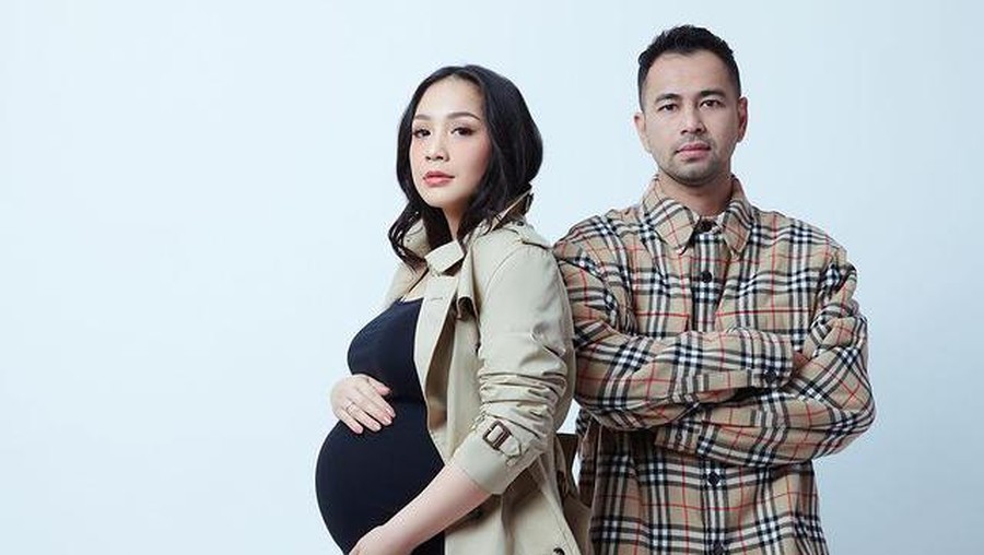 Nagita Slavina melakukan sesi pemotretan kehamilan keduanya ditemani Raffi Ahmad dan Rafathar. Yuk intip potretnya!