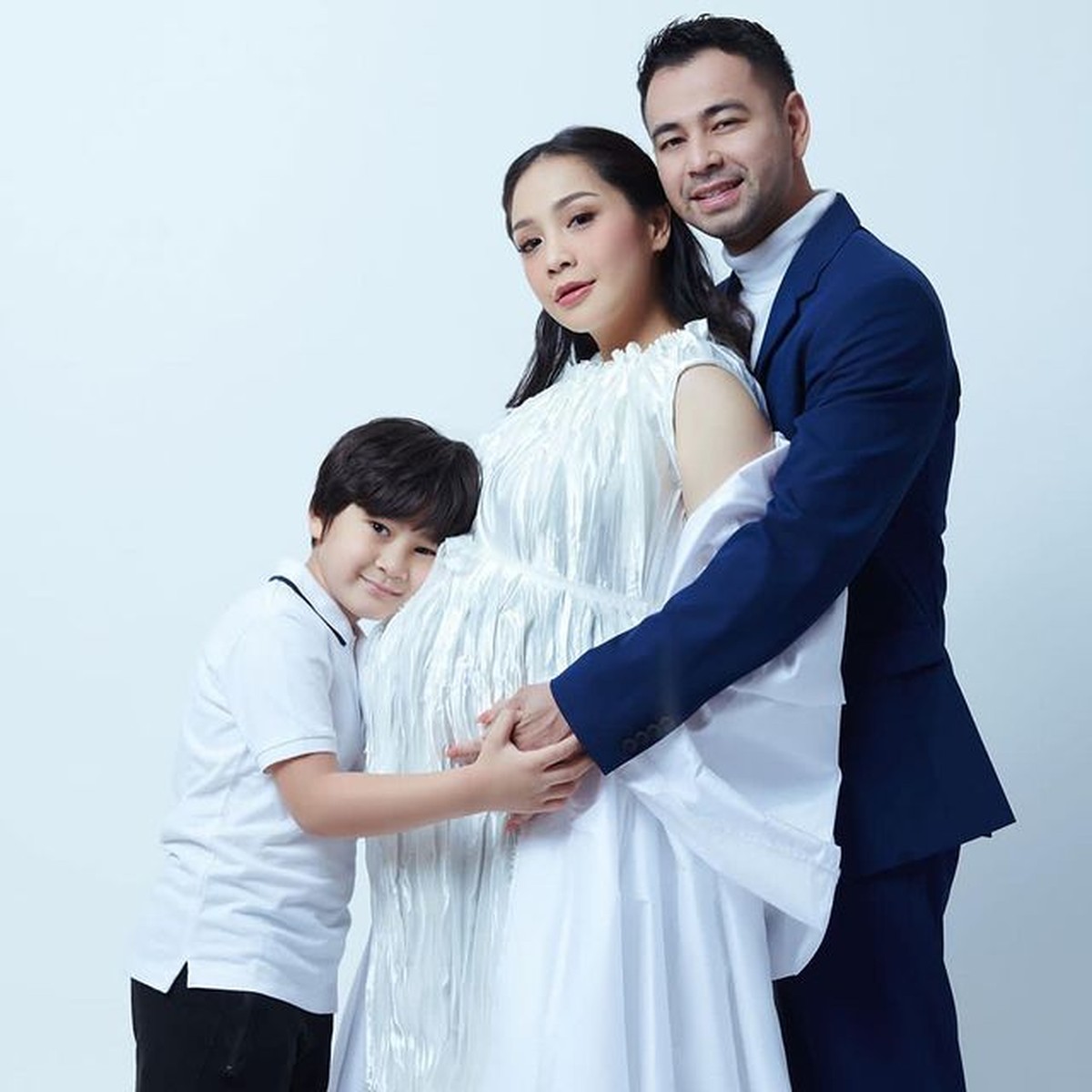 Nagita Slavina melakukan sesi pemotretan kehamilan keduanya ditemani Raffi Ahmad dan Rafathar&period; Yuk intip potretnya&excl;