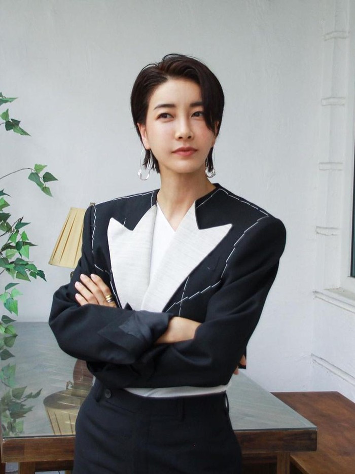 Han Sung Hye selalu tampil modis sebagai salah satu direksi perusahaan Hanju, salah satunya ketika menggunakan blazer hitam putih. Setelan baju tersebut terlihat serasi dengan tatanan rambut pendek ala Sung Hye./ Foto: instagram.com/jinseoyeon___