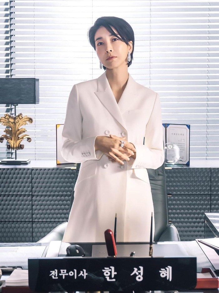 Han Sung Hye sendiri sosok ambisius di perusahaan Hanju. Ia menggantikan ayahnya untuk melakukan hampir semua pekerjaan. Siapa sangka di awal episode terlihat bijak, ternyata berhati buruk./ Foto : instagram.com/jinseoyeon___