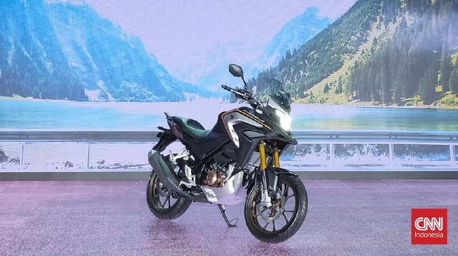 Honda CB150X disematkan mesin 149,16 cc DOHC 4-katup PGM-FI pendingin cairan. Mesin diklaim mirip CB150 Streetfire yang telah diseting ulang.