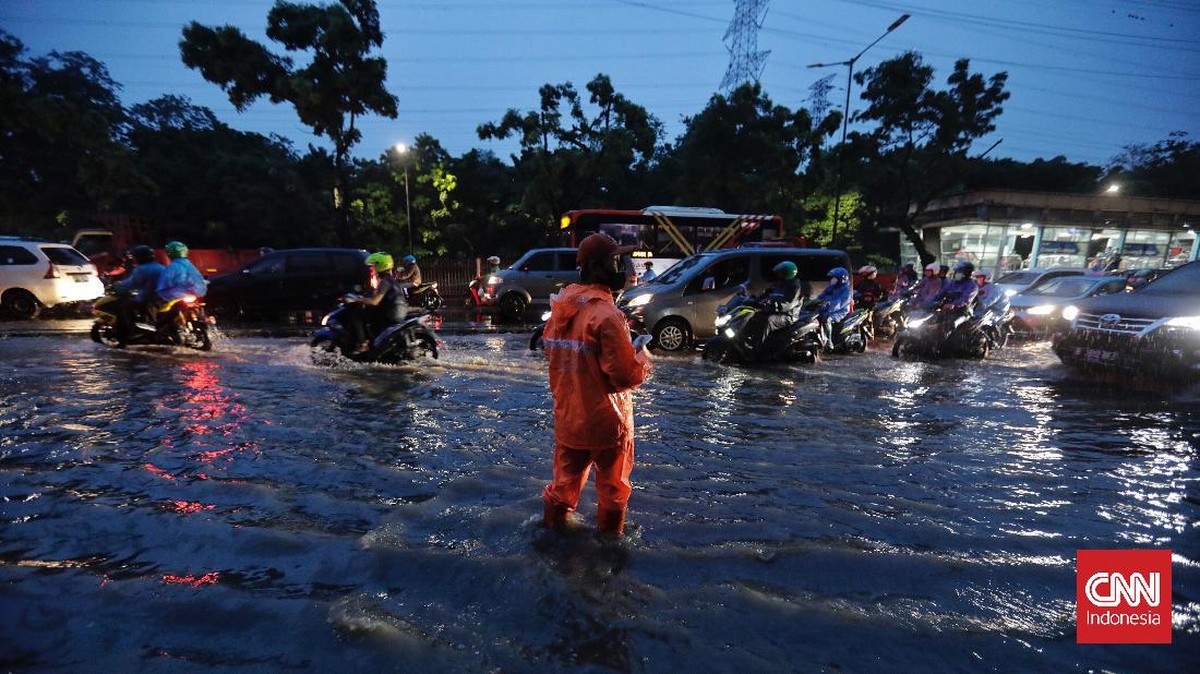 FOTO: Jakarta Hujan Deras, Jalanan di Cawang pun Tergenang