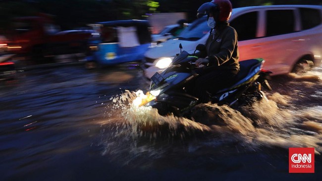 FOTO: Jakarta Hujan Deras, Jalanan di Cawang pun Tergenang