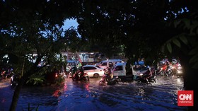 FOTO: Jakarta Hujan Deras, Jalanan di Cawang pun Tergenang