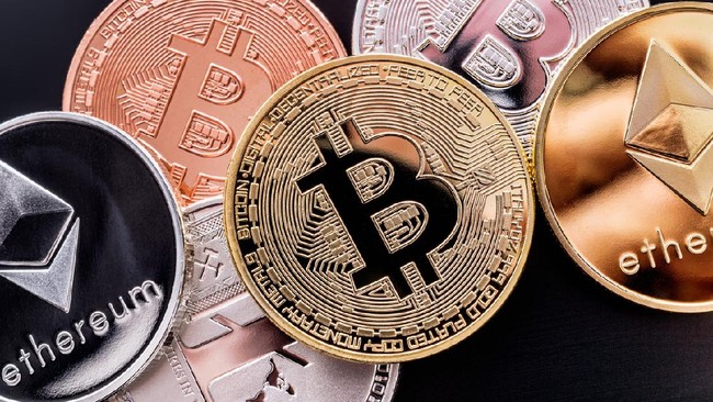 Mayoritas aset kripto bersinar pada Senin (9/1) pagi dengan harga bitcoin kembali ke level US ribu per koin.