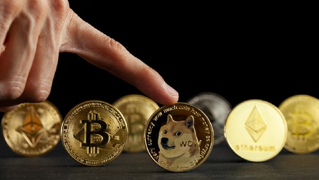 Harga kripto di 10 papan utama dengan kapitalisasi pasar teratas kompak meradang. Bitcoin jatuh 1,86 persen ke posisi US.483 per keping.