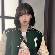 Inspirasi Gaya Modis ala Lisa BLACKPINK dengan T-shirt untuk Busana Sehari-hari