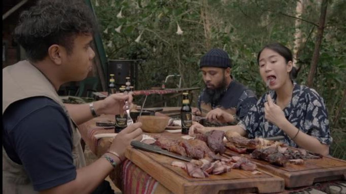 Chef Renatta baru-baru ini ada di sebuah video YouTube sedang memasak lalu makan hidangannya di alam bebas&period; Yuk intip&excl;