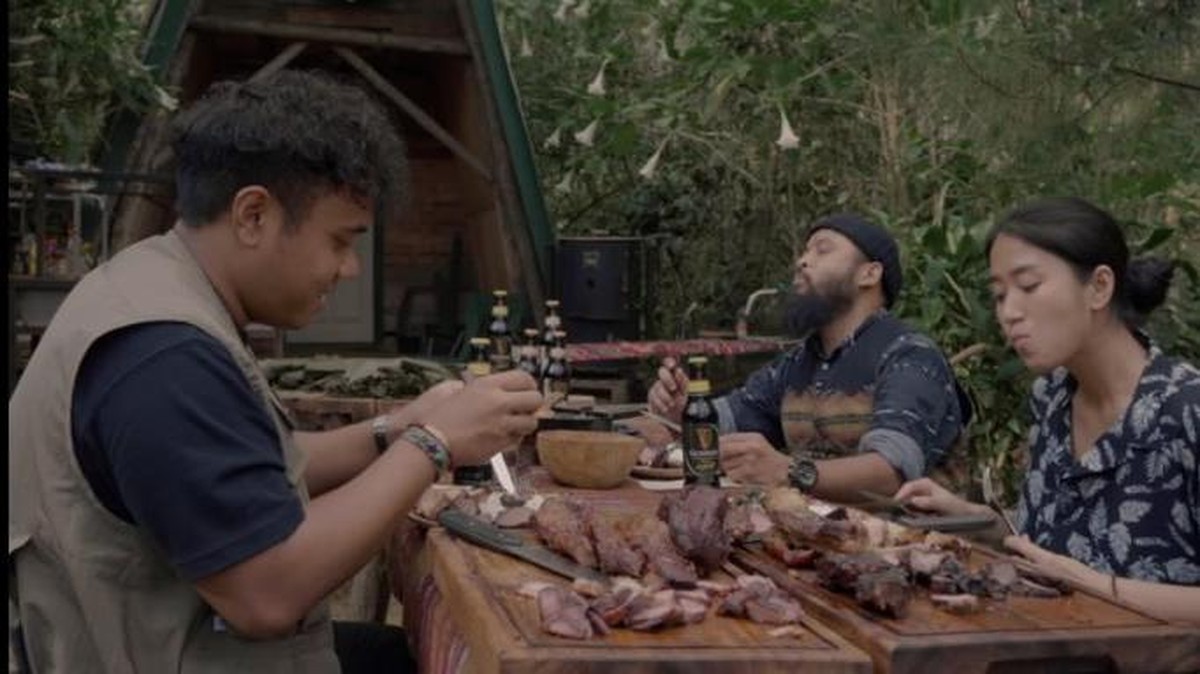 Chef Renatta baru-baru ini ada di sebuah video YouTube sedang memasak lalu makan hidangannya di alam bebas&period; Yuk intip&excl;