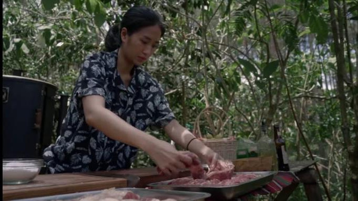 Chef Renatta baru-baru ini ada di sebuah video YouTube sedang memasak lalu makan hidangannya di alam bebas&period; Yuk intip&excl;