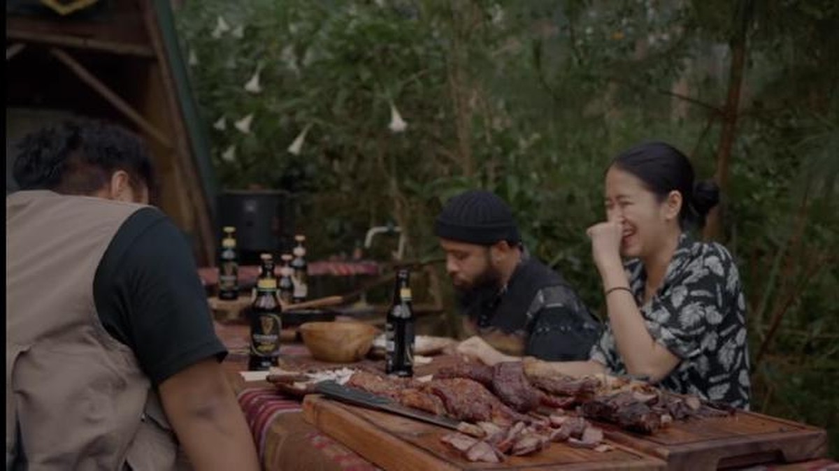 Chef Renatta baru-baru ini ada di sebuah video YouTube sedang memasak lalu makan hidangannya di alam bebas&period; Yuk intip&excl;